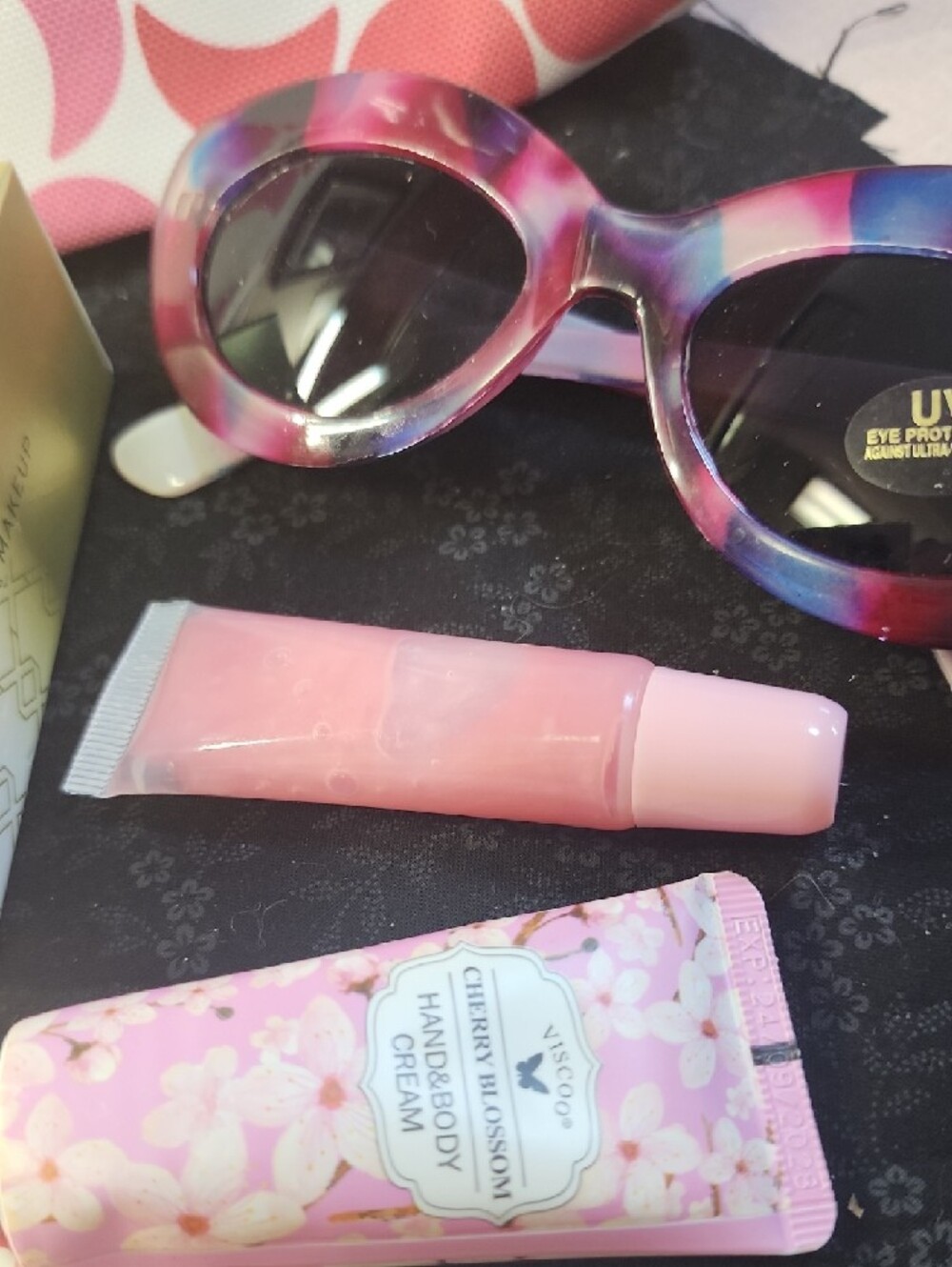 Clinique Cosmetic Bag Set & Glasses Case & Sunglasses & Skin Care& Water Bottle - Picture 3 of 11